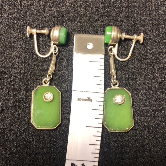 Art Deco Green glass and silver colored dangle screw back earring . Weight 6g - Picture 2 of 4